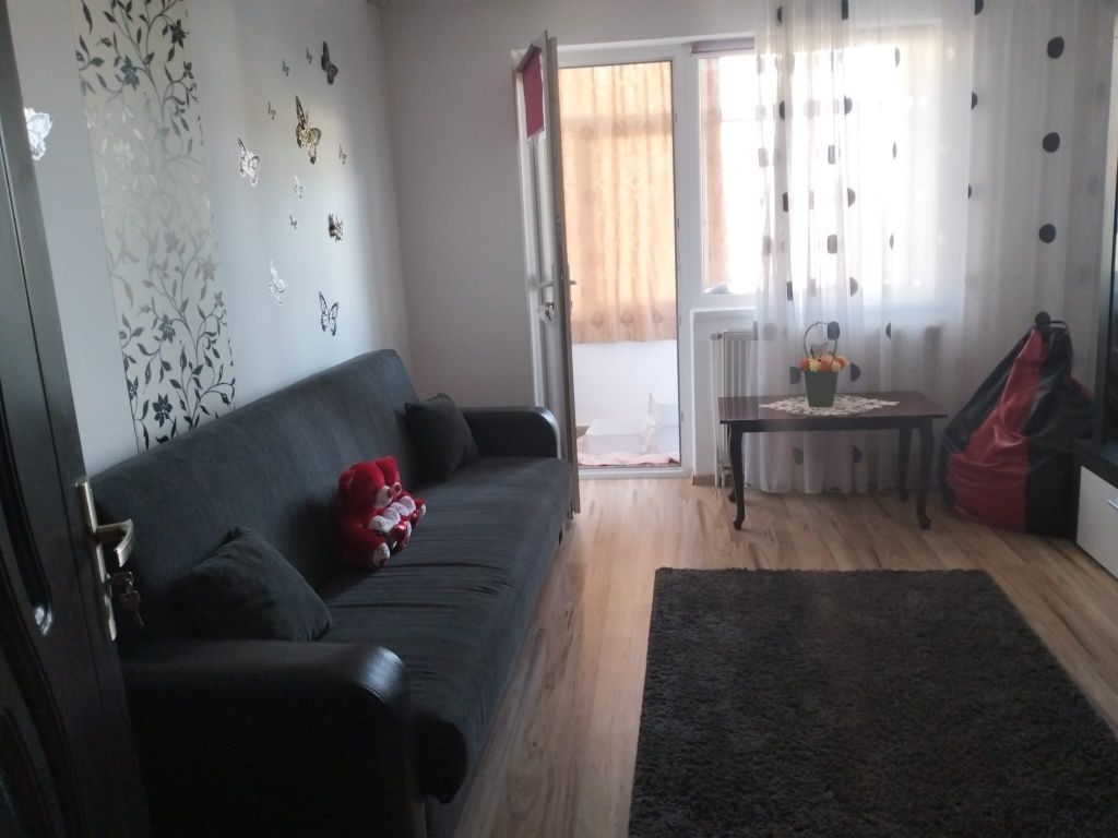 Închiriez apartament cu 3 camere