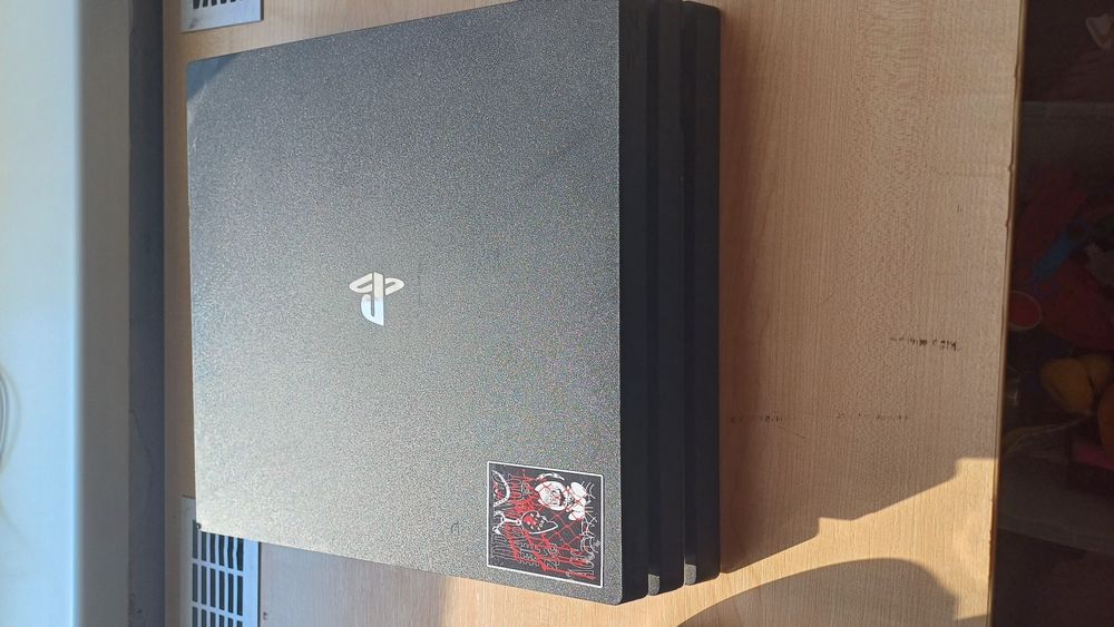Продам PS4 PRO в идеальном состояни  срочно