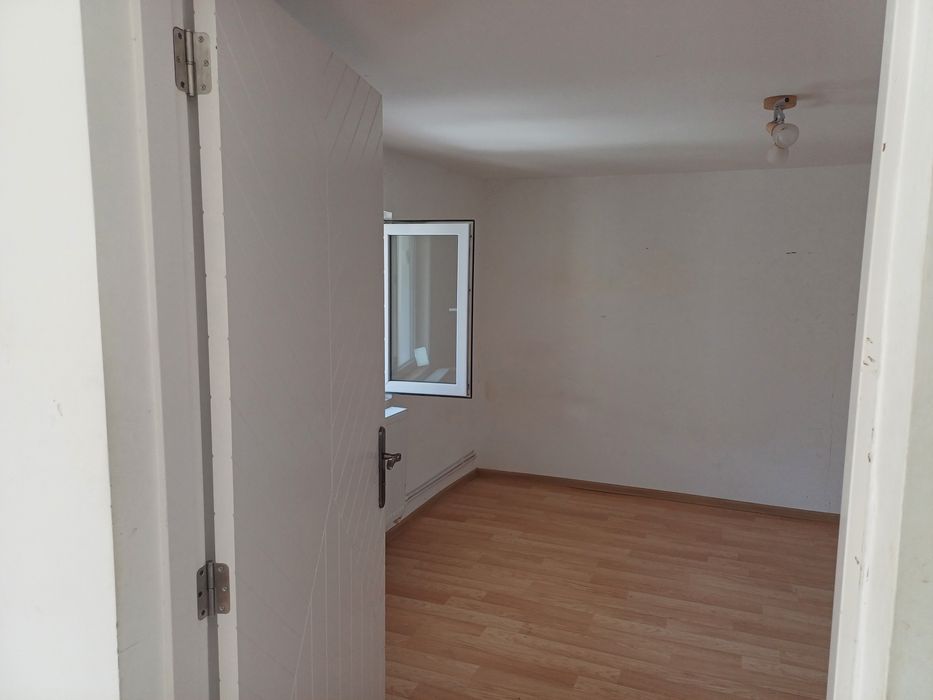 Închiriez casa în Buzău cart.Posta, 4 camere, 2bai .,bucătărie etc