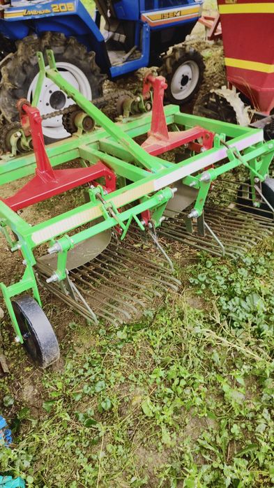 Vând mașina de scos cartofi pe două rânduri prin vibrare