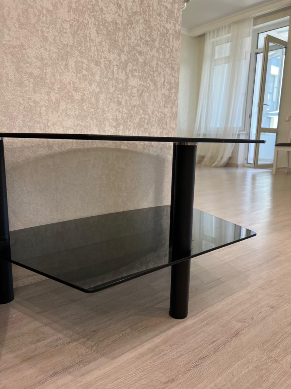 Черный стекляный столик