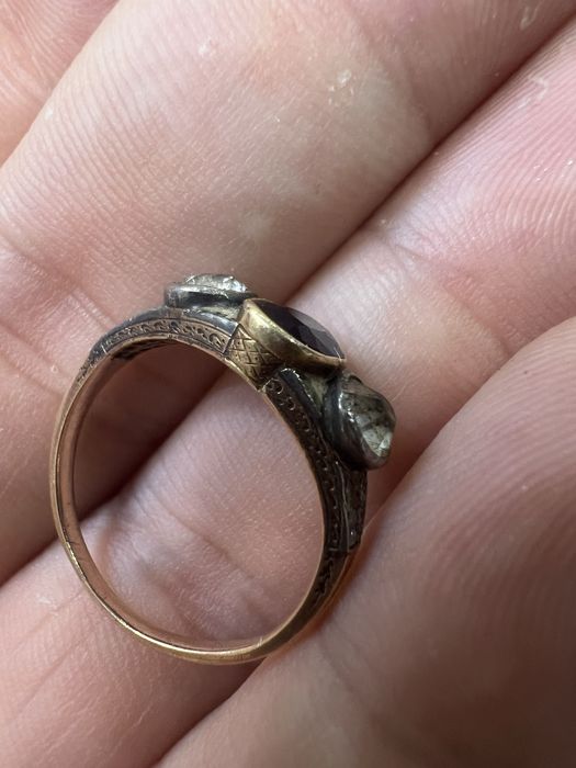 Кольцо более ста лет . Камни