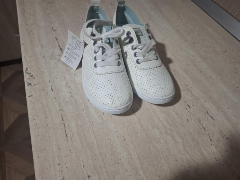 Adidasi fashion noi cu eticheta