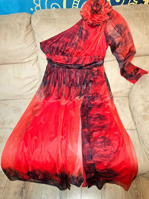 Rochie eleganta lunga, crapatura pe picior, negru cu rosu