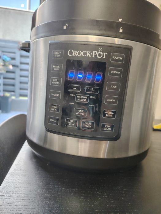 Multicooker perfect functional insa capacul trebuie înlocuit
