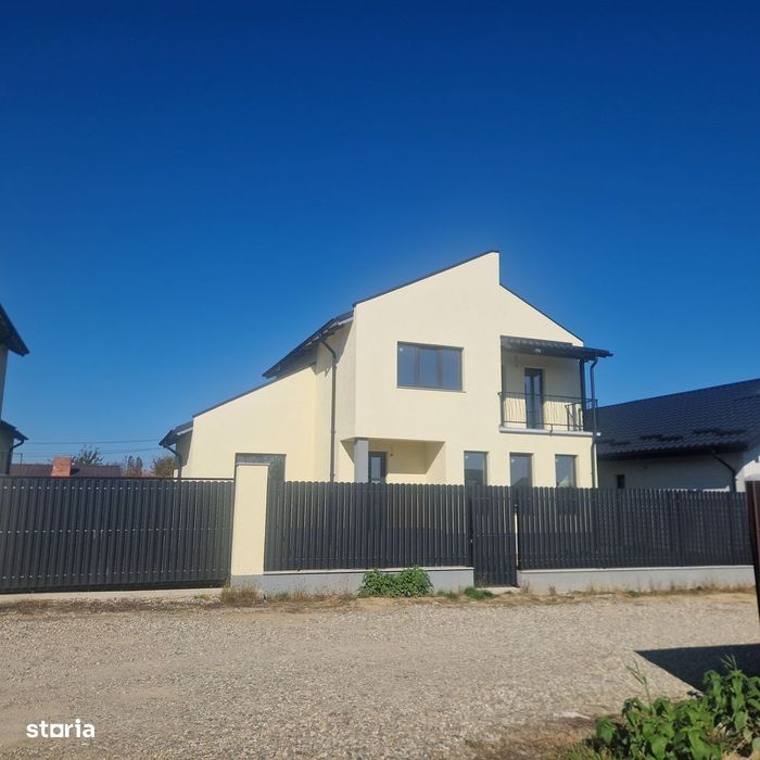 Casa cu etaj, trei dormitoare, trei bai si beci