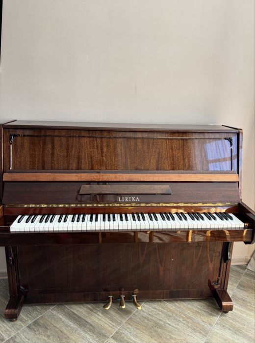 Настоящее пианино LIRIKA