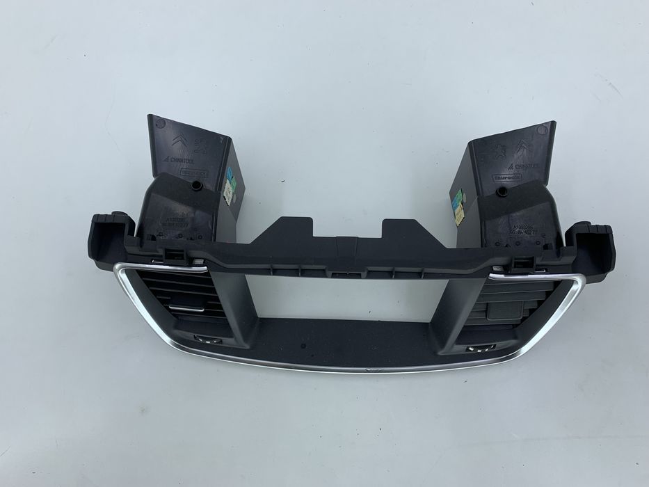 Dezmembrez Grila aerisire centrala de pe Peugeot 508 2014-2018