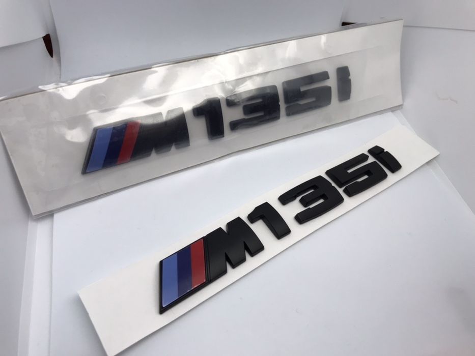 Emblema BMW M135i negru
