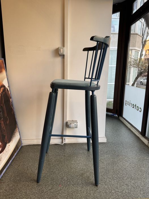 Scaun bar înalt, din lemn și metal, cu șezut tapițat-41buc disponibile