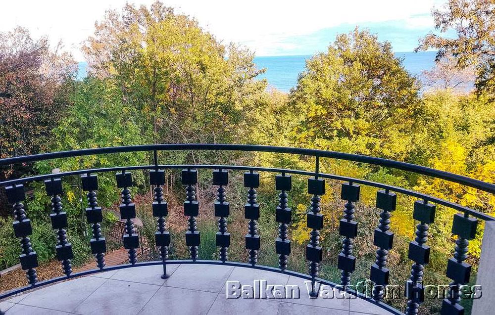 Тристаен апартамент в затворен комплекс до плажа в Обзор