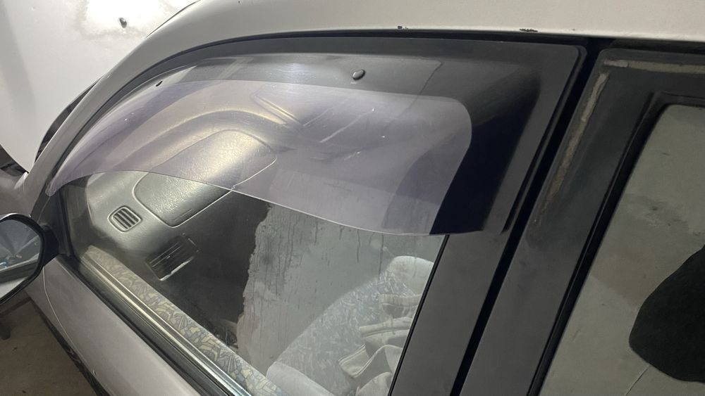 Тойота ипсум ветровик  левоя сторона