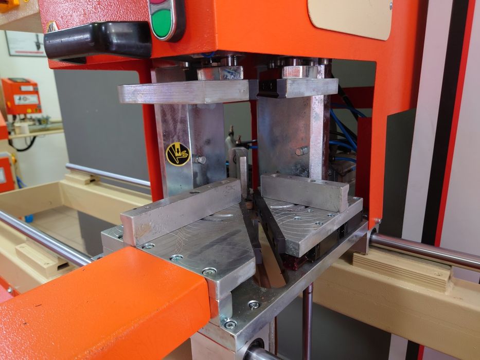Utilaje Tamplarie PVC (Masini de sudat cu doua capete 0.2mm)