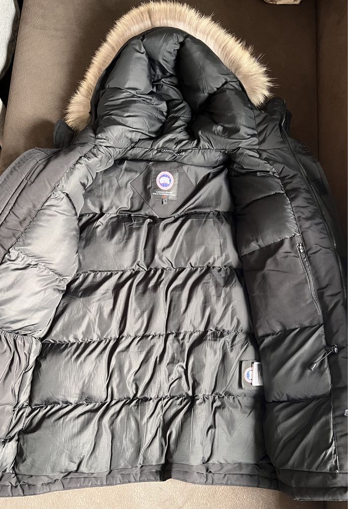 Geaca Canada Goose purtata putin