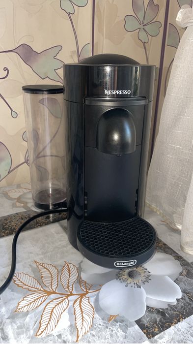 Это капсульная кофемашина Nespresso Vertuo Next от DeLonghi.