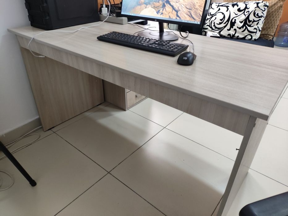 Столы офисные с тумбами, шкаф б/у в отличном состоянии