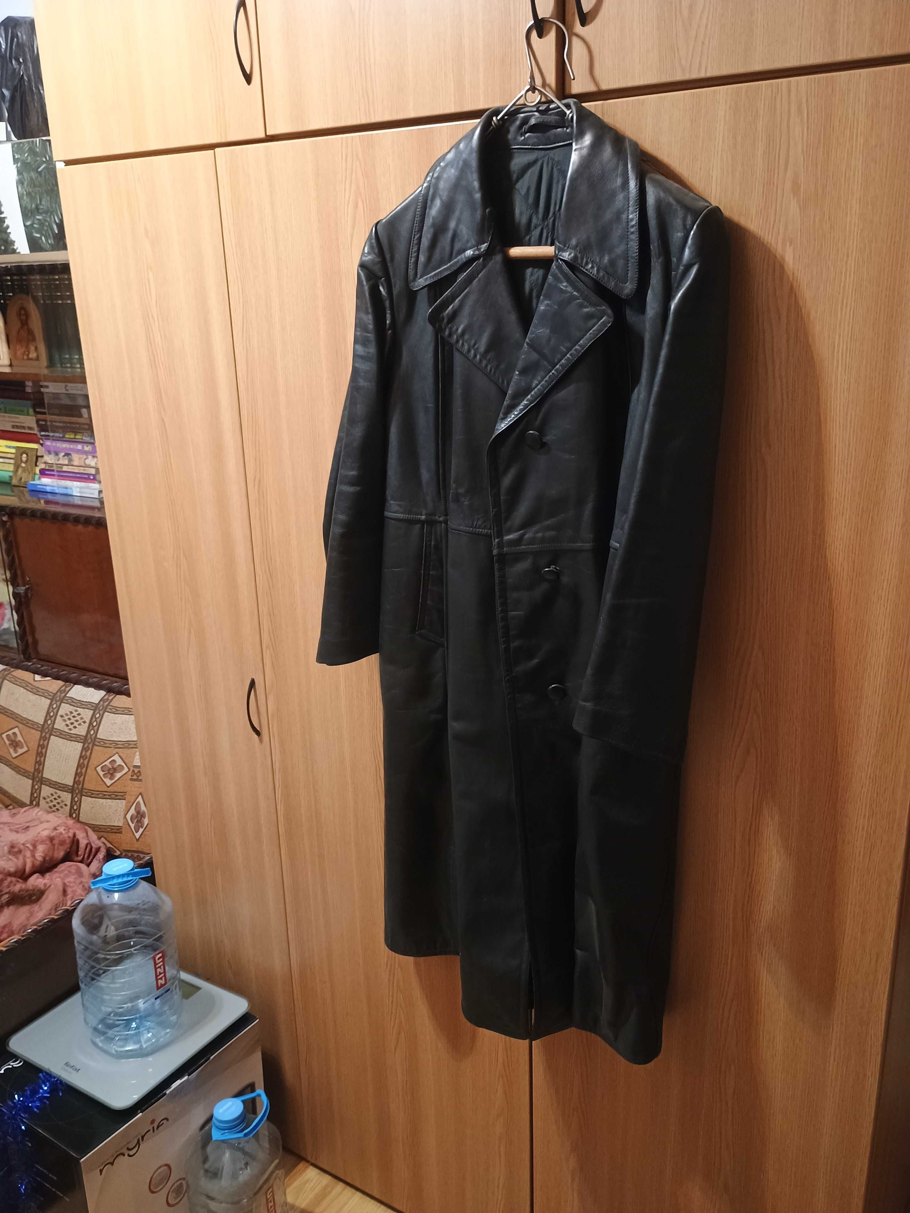 Vand 3 bucati haine piele dama si barbat, in stare foarte buna.