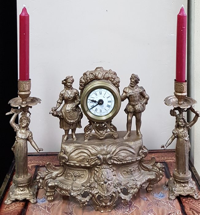 Продавам античен-старинен часовник,механичен с два свещника - Франция