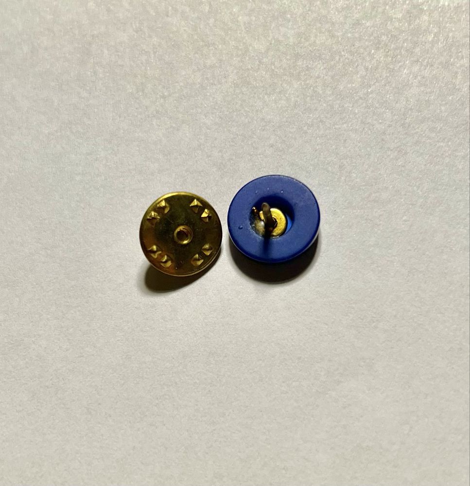 Pin rever sacou litera M