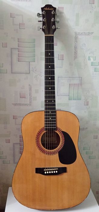 Продам акустическую гитару за 40 тысяч.