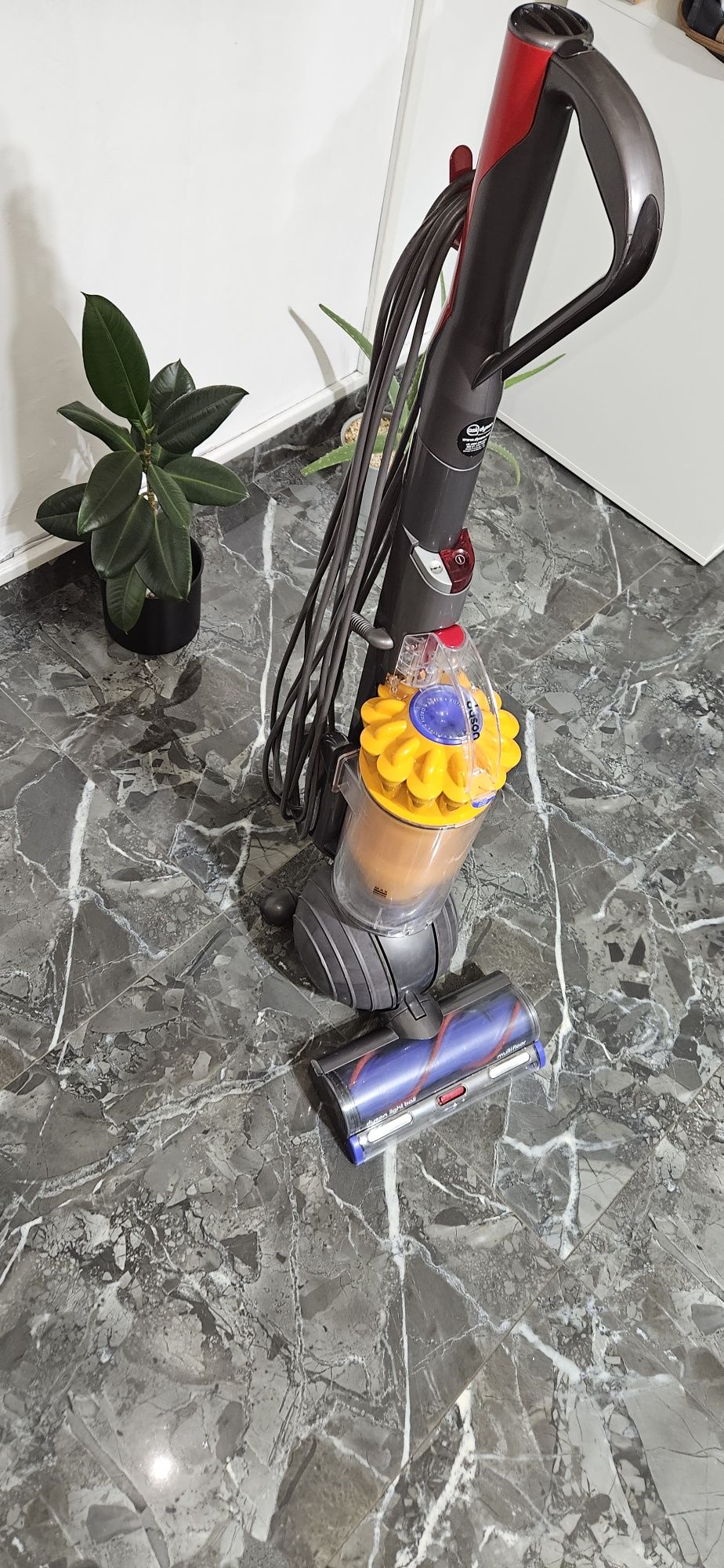 Aspirator vertical Dyson UP22 Light Ball + accesorii originale