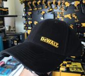 Шапка Dewalt черна с козирка