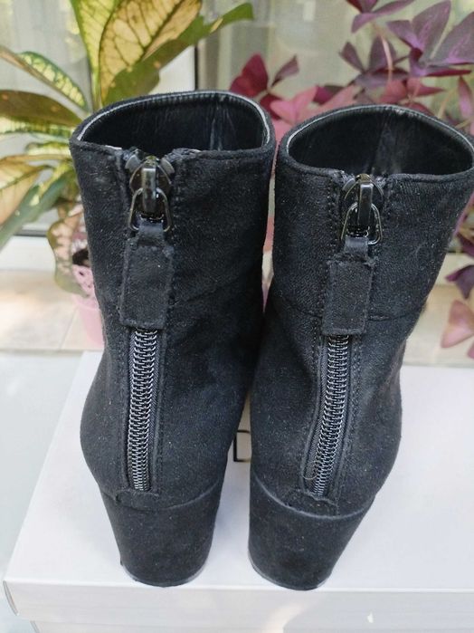 Дамски боти от набук