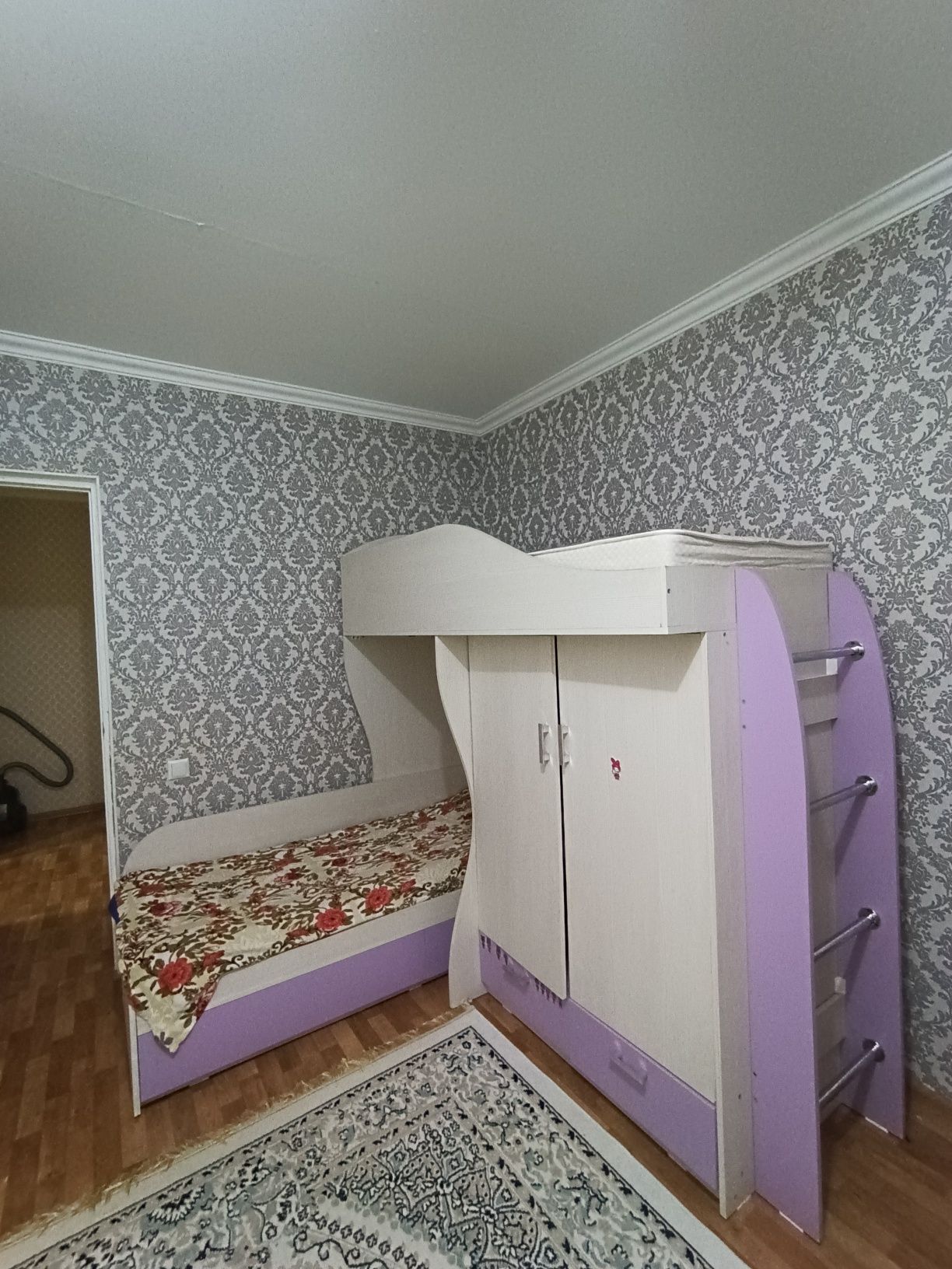 Продам двухярусную кровать со шкафчиком
