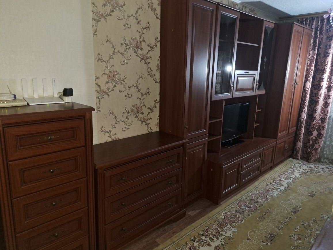 Продам стенку, шкаф, комод, два шкафчика