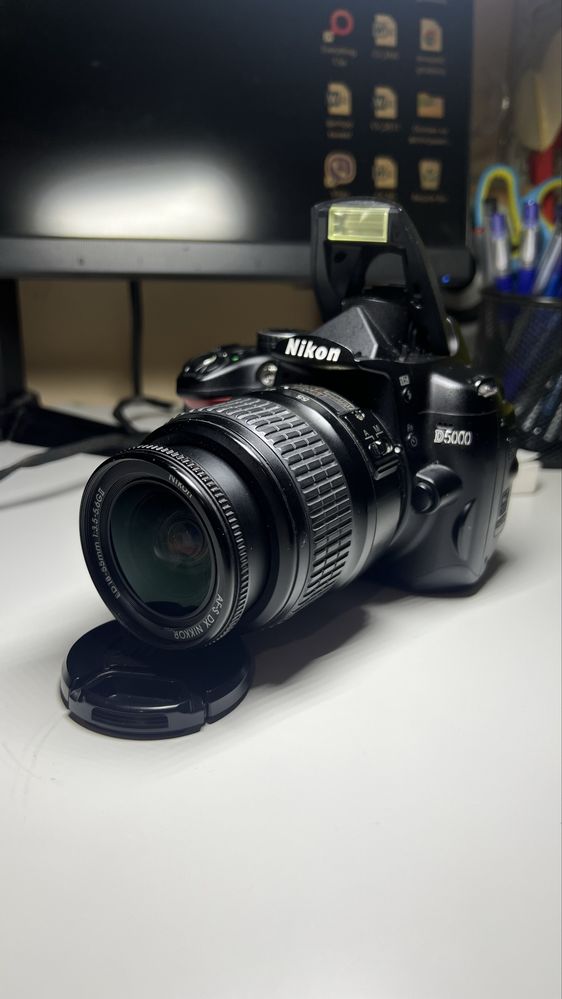 Nikon D5000 с обектив 18-55mm +зарядно + SD карта