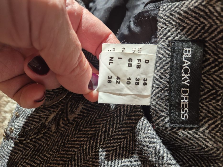 Fusta cu lână, captusita cu acetat,pozele nu i fac cinste .