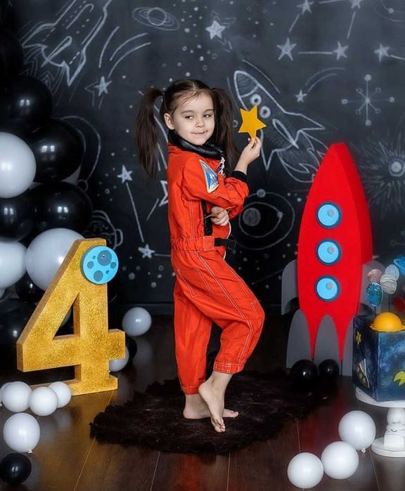 Ракета, торт, костюм космонавта.