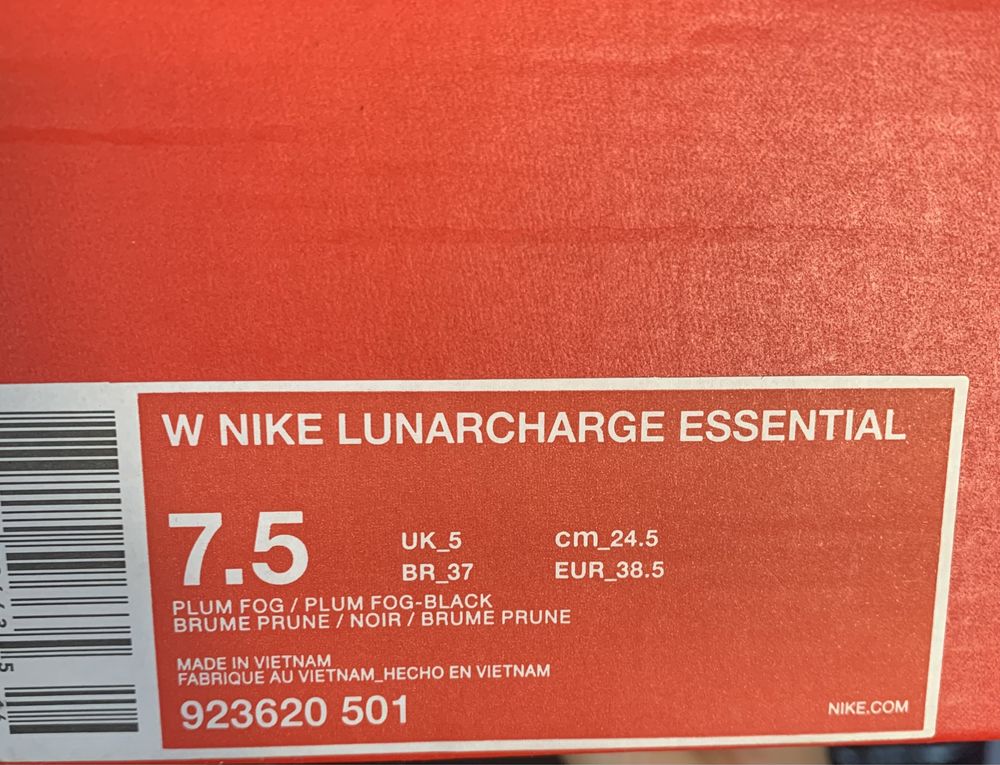 Нови дамски маратонки Nike Lunarcharge Essential