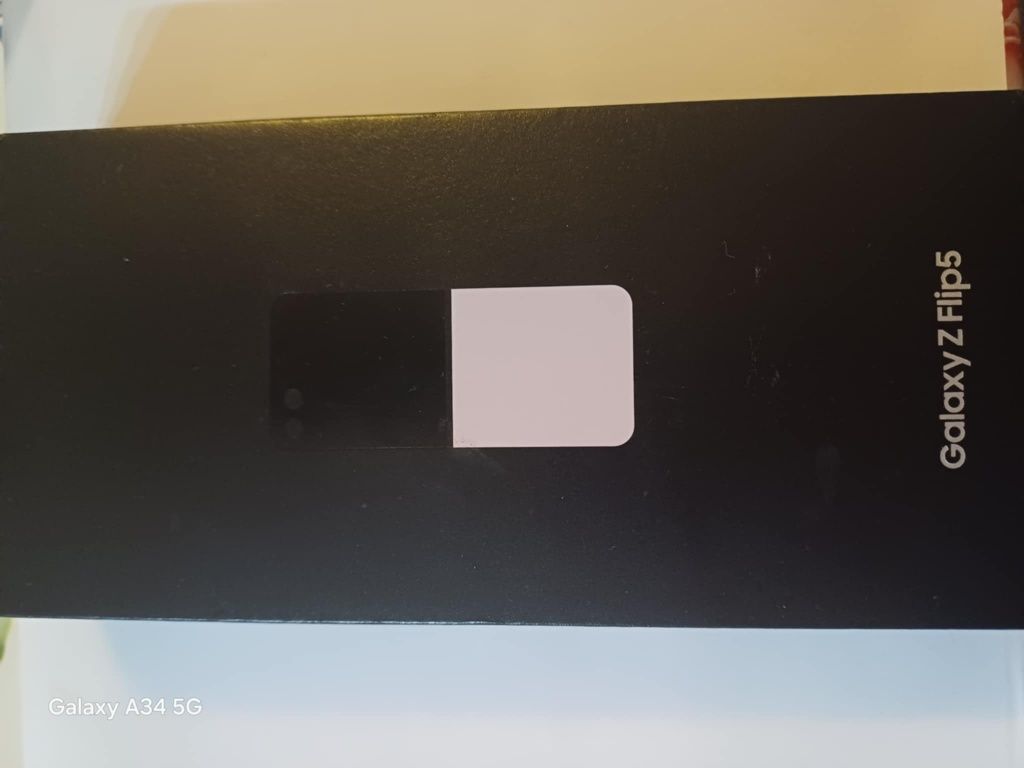 Vând telefon mobil