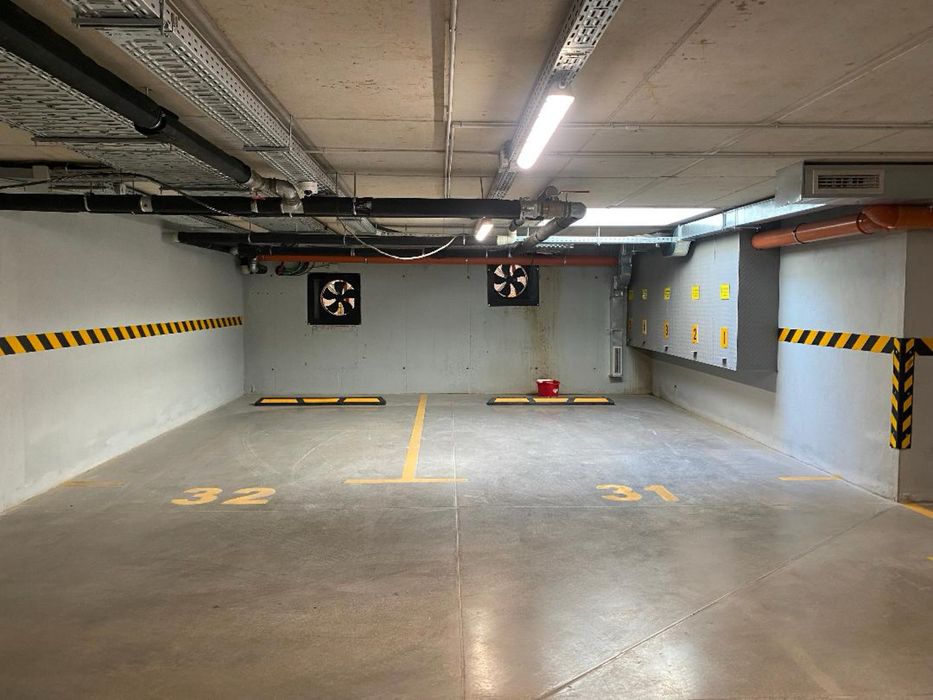 Паркомясто/а под наем комплекс Парадайс плейс”