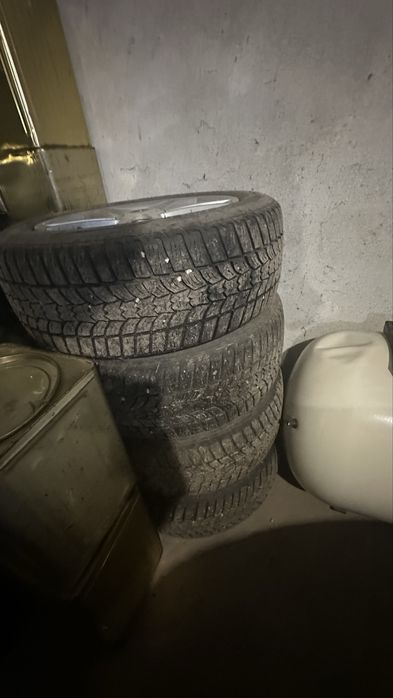 Продавам гуми с джанти на един сезон