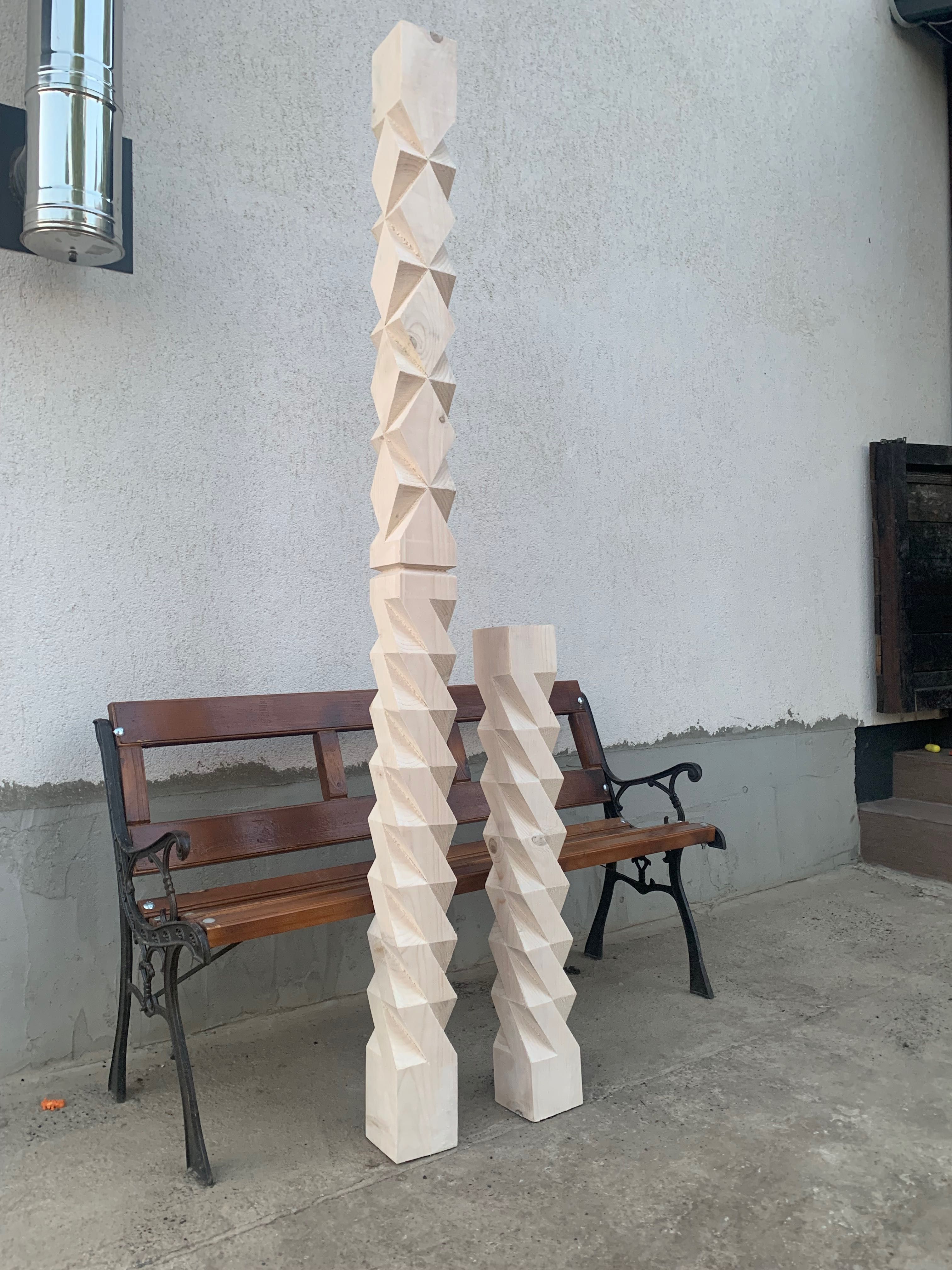 Stâlpi sculptați din lemn de brad/molid