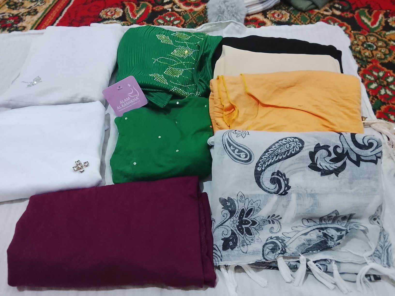Roʻmol hijab ichindan giyiladoni sotiladi