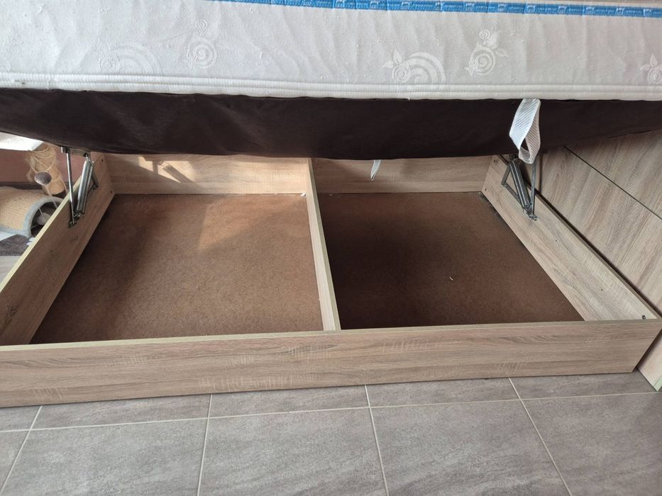 Спалня с матрак, ракла и подматрачни механизъм и място за съхранение