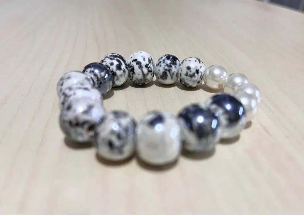 Bratara margele albe din ceramica si perle noua handmade