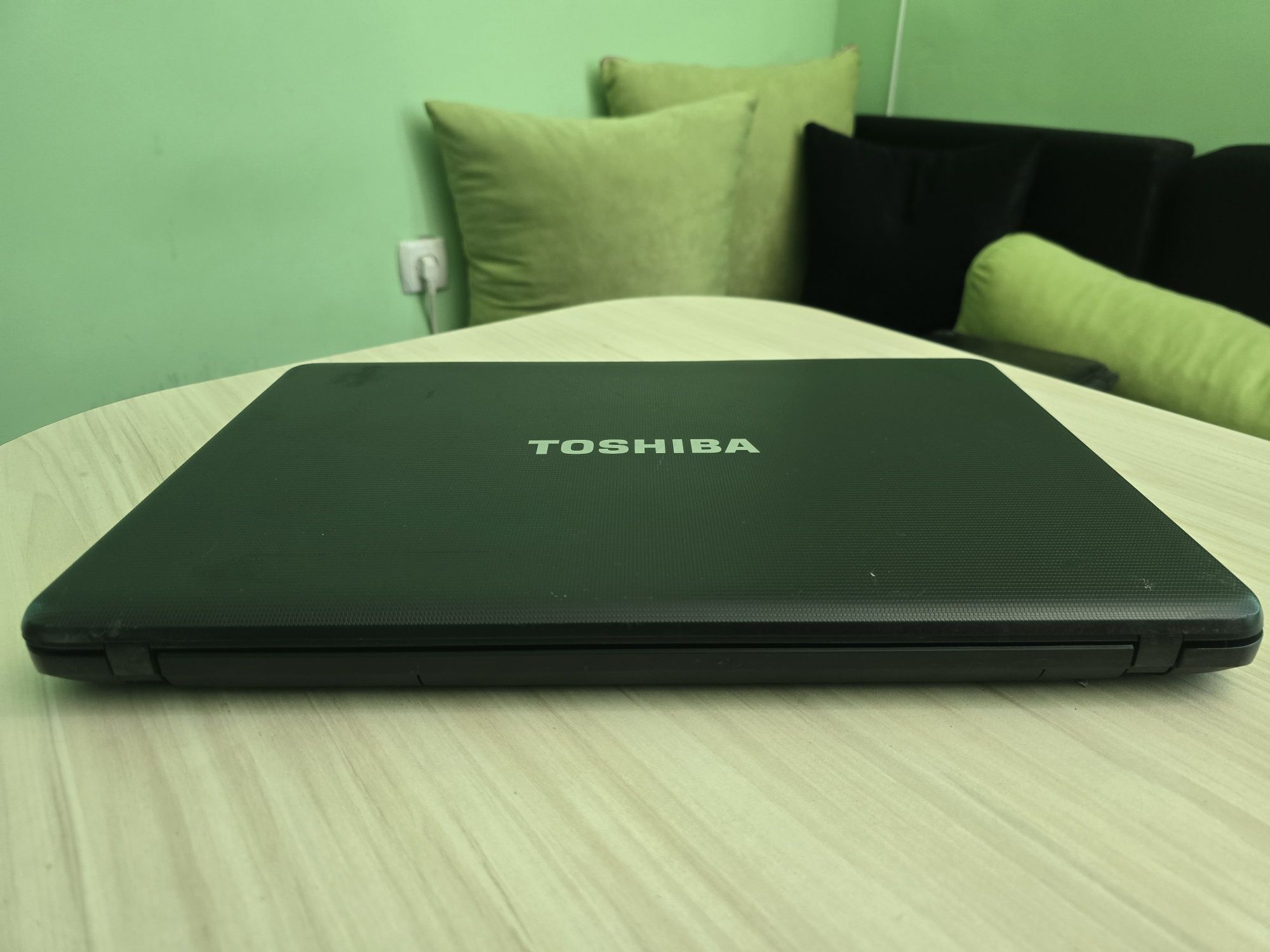 Отличен! 17.3 Toshiba Core i3/4GB RAM/320GB HDD