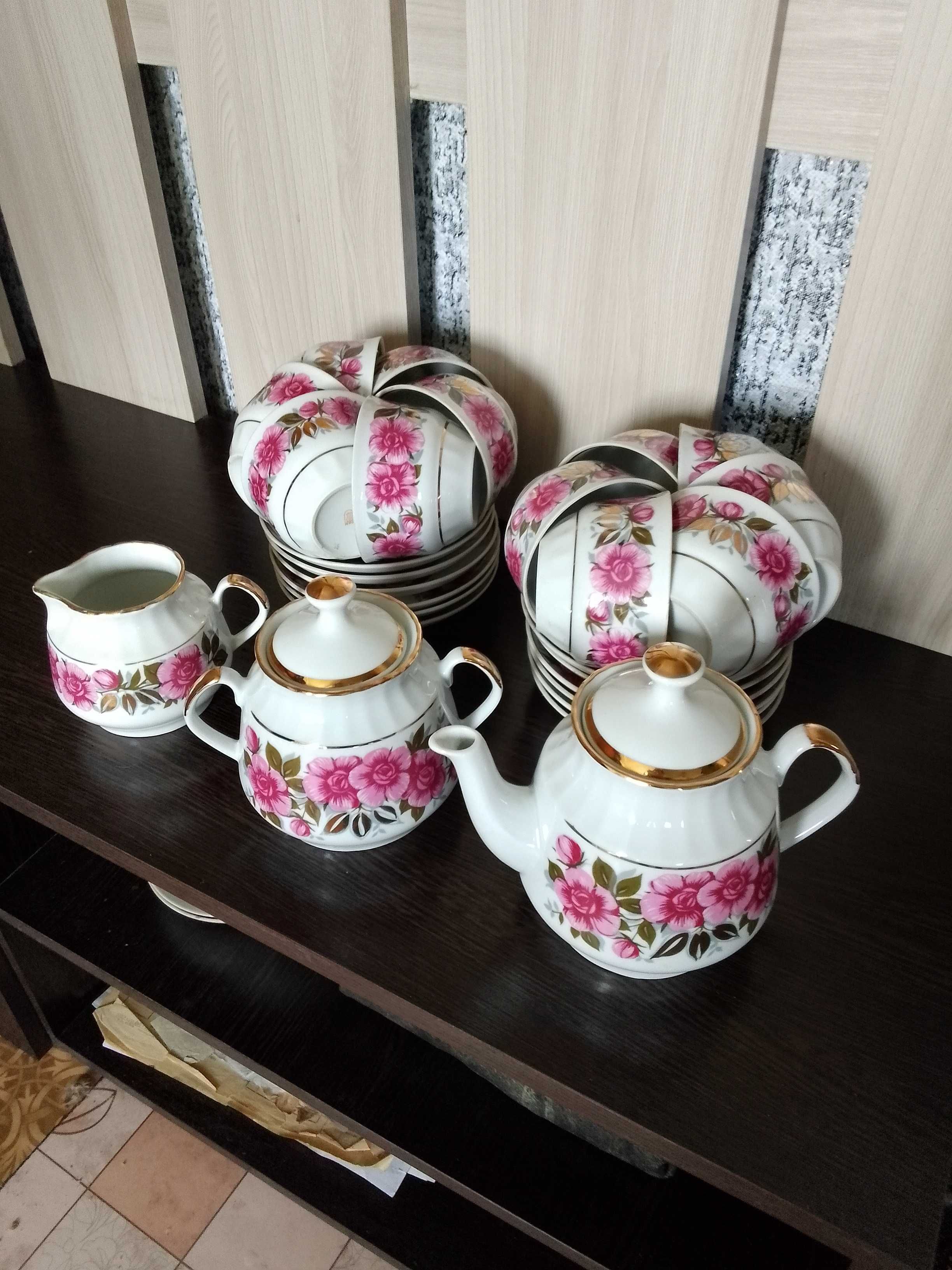 советский чайный сервиз на 12 персон, (чайник, молочница и сахарница)