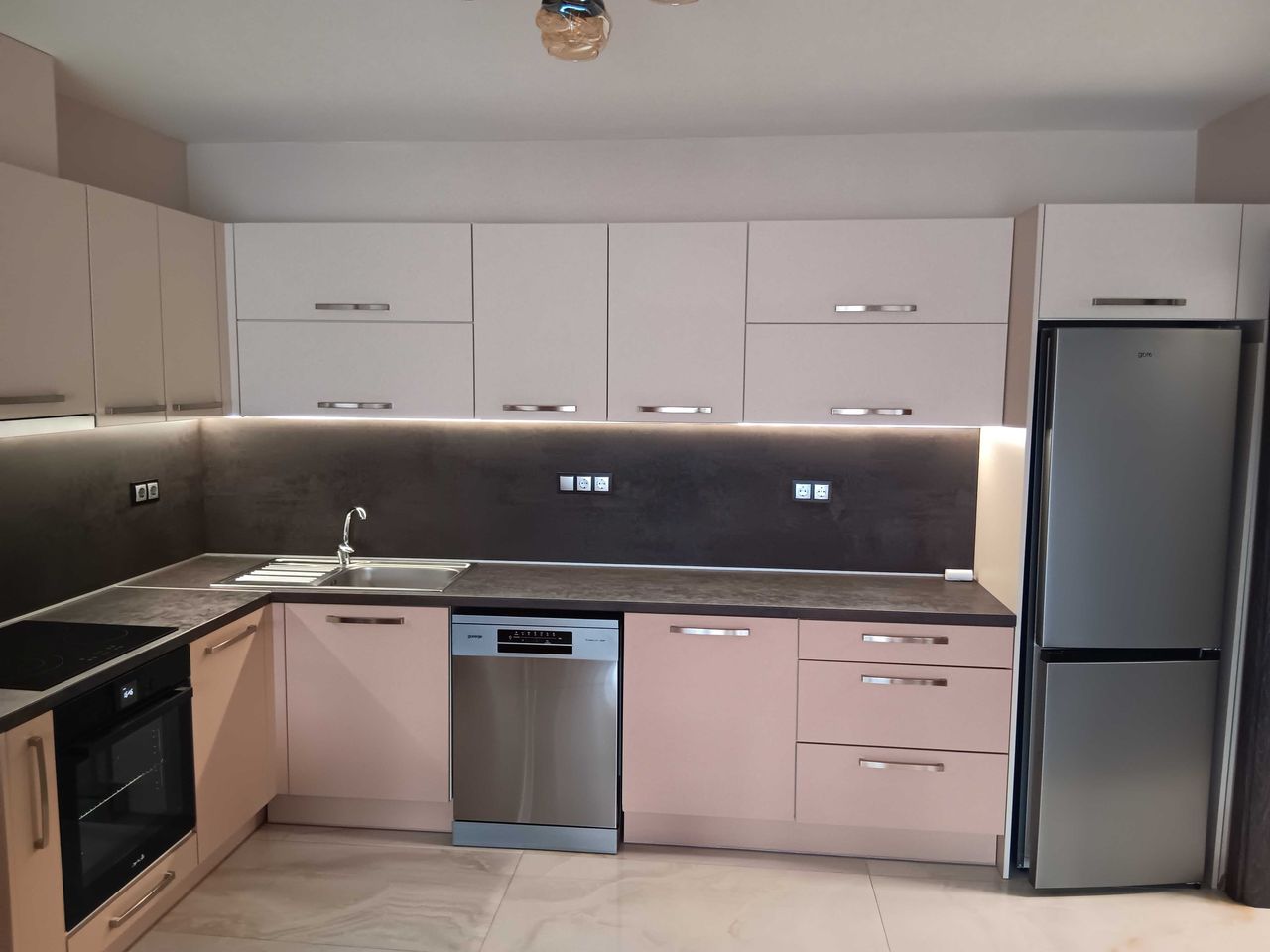 Дава се под наем Тристаен апартамент в Перник, Център - 125 кв.м за 550 € - Снимка #2