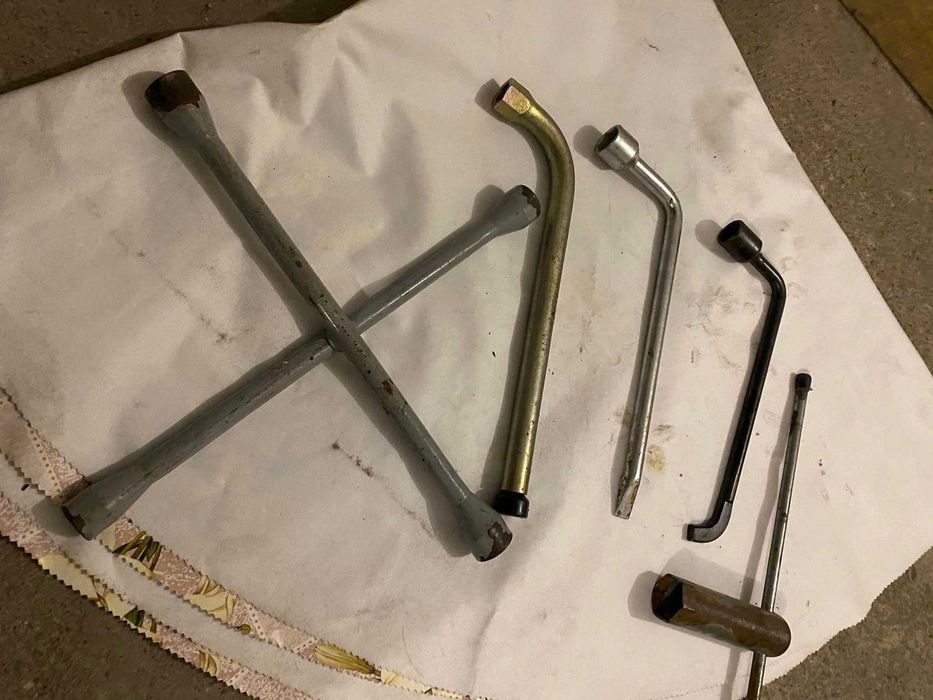 Крик, ключ за джанти, триъгълник, пожарогасител