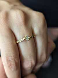 Златен дамски пръстен от медицинско злато(мед стомана)и красив камък.