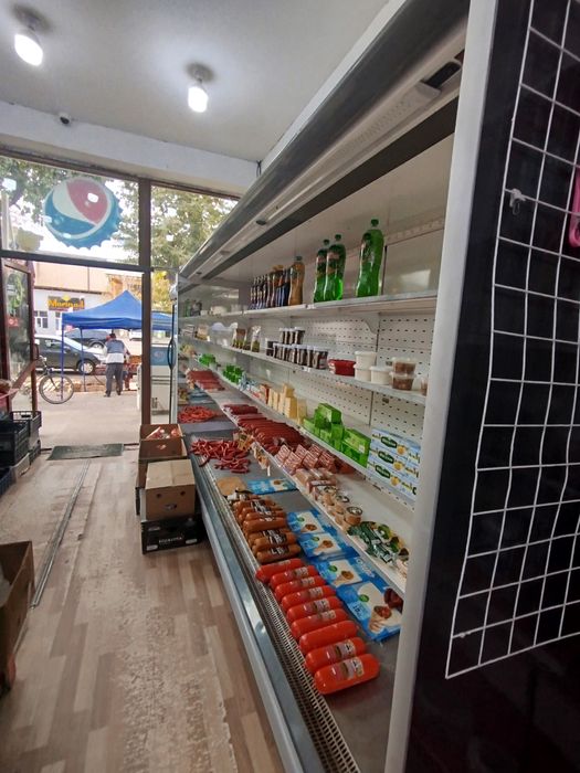 Vetrina xaladelnik sotiladi boyi 2 metr uzunligi 4 metr ishlab turibdi