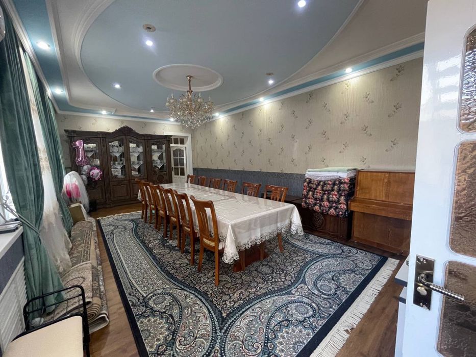 Стол и комплект стульев