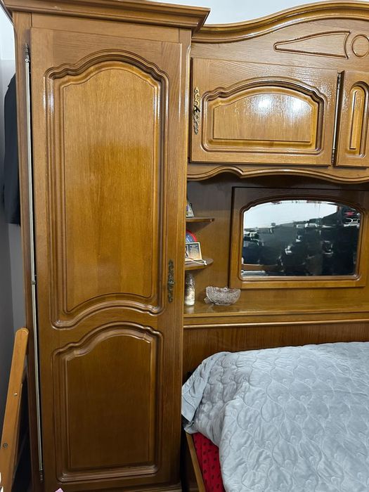 Dormitor din lemn masiv cu pat 150x190oglindă – stare excelenta și c