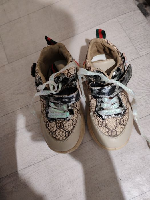 Qiz bolalar oyoq kiyimi