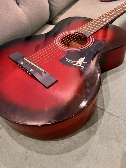 Гитара бордовый